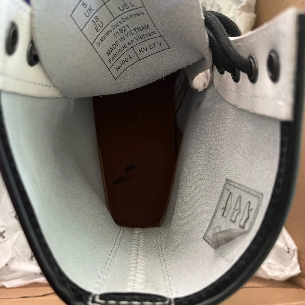 Dr. Martens 1460 Patent Leather Women's Lace-up Shiny  Doc Martens White - Picture 6 of 15